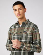 Męska Koszula Materiałowa Wrangler LS 2pkt Flap Shirt Ivy Green W5A53WXIX 112141427